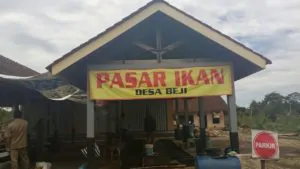 kios pasar ikan desa beji menyediakan berbagai macam ikan air tawar dari beni sampai konsumsi