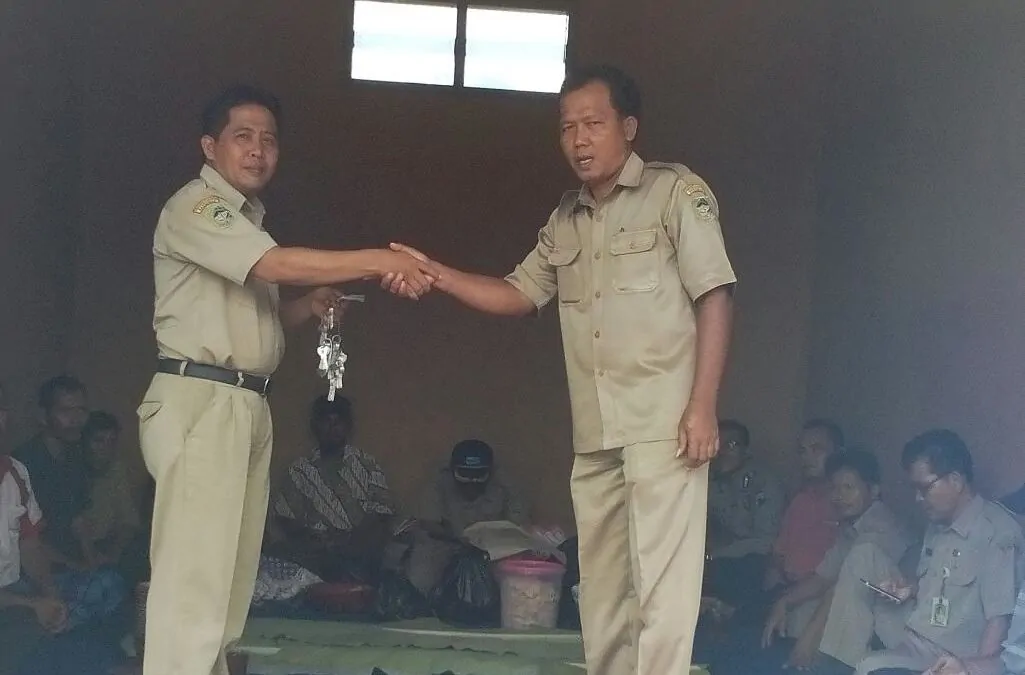 Serah Terima Kunci Kios Pasar Ikan Desa Beji