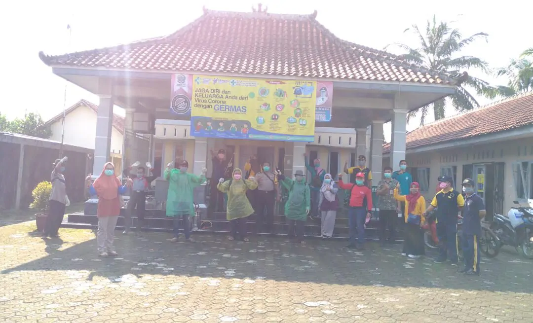 Penyemprotan Desinfektan di Fasilitas Umum Desa Beji
