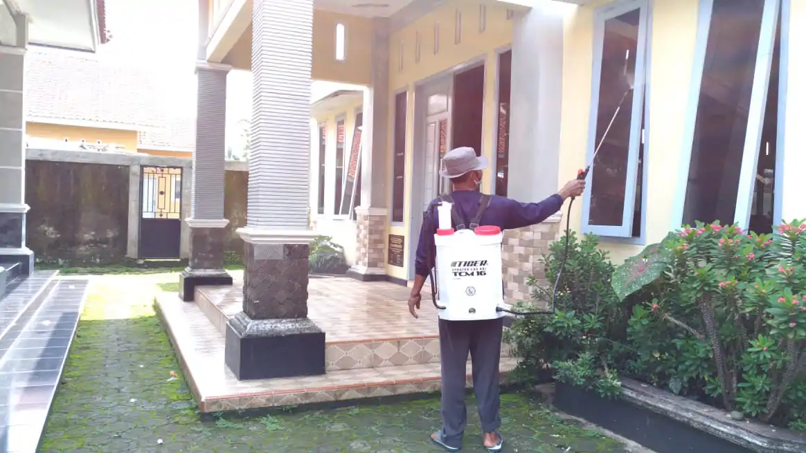 penyemprotan desinfektan desa beji, kedungbanteng, banyumas